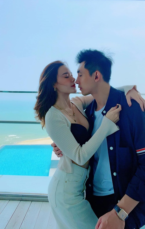 Năm 2024 là năm vạn sự như ý của Midu. Nữ diễn viên tâm sự: "Cảm ơn tất cả những gì đã trải qua. Hành trình này không chỉ giúp tôi có thêm những nhận thức sâu sắc, mà còn là cơ hội để tôi sửa chữa bản thân và vượt qua những khó khăn của chính mình. Cảm ơn tất cả những người yêu thương và cả những người không yêu thương tôi trong năm vừa qua. Tất cả đều dạy cho tôi lòng biết ơn, sự nhẫn nại, lắng nghe. Cảm ơn thật nhiều vì 2024 đã mang đến cho tôi một nửa thương yêu trọn vẹn".