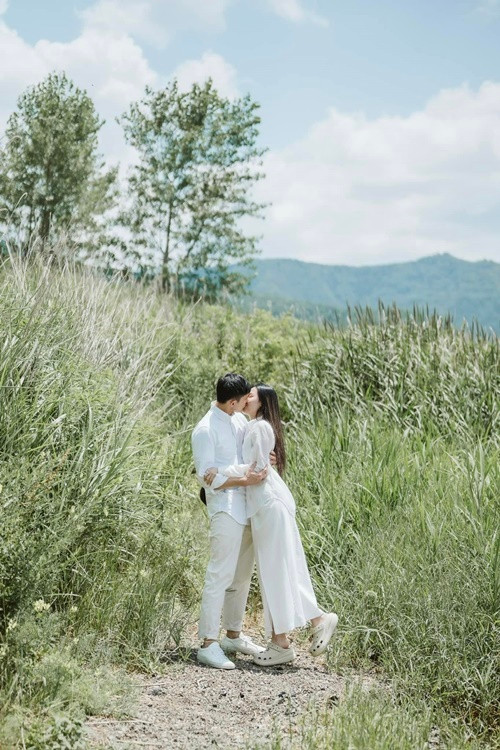 Sau đám cưới, vợ chồng Midu kém tuổi tận hưởng những chuyến du lịch trong và ngoài nước.