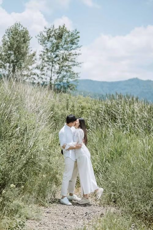 Sau đám cưới, vợ chồng Midu kém tuổi tận hưởng những chuyến du lịch trong và ngoài nước.