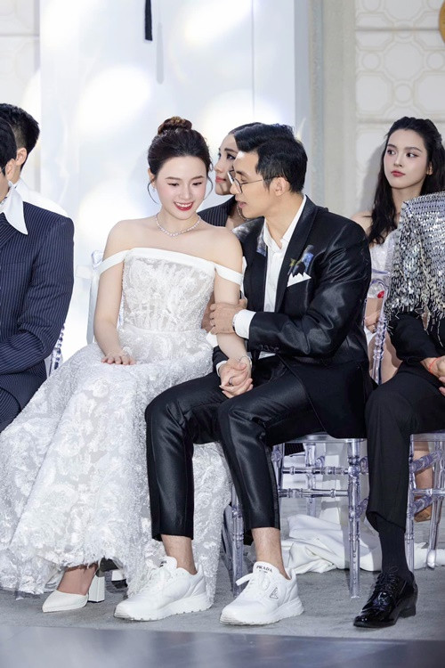 Midu chia sẻ: "Hôn nhân không cần rực rỡ như pháo hoa, chỉ cần âm thầm như ngọn đèn trong đêm. Không rực rỡ, nhưng chính là ánh sáng. Cái gọi là đúng người không phải là người hoàn hảo, mà là người khiến bạn cảm thấy mọi thứ đều tự nhiên, dễ chịu, như thể hai mảnh ghép đã được định sẵn từ lâu".