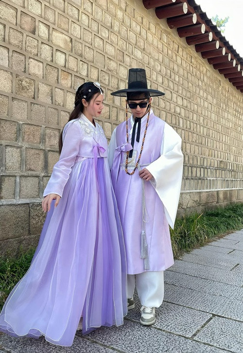 Đôi vợ chồng son tình tứ ở Hàn Quốc.