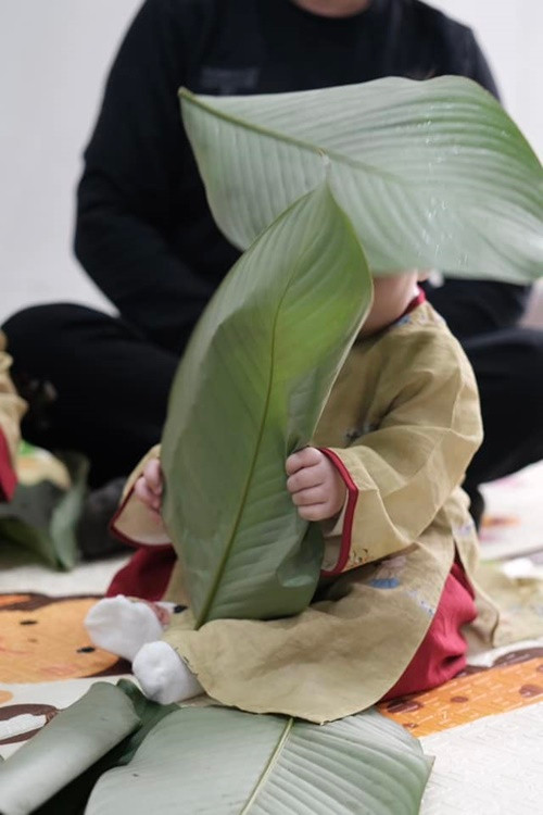 "Cô chú chốt đơn chậm thôi, Jenny đang gói cùng ông cho nhanh đây", Phương Oanh chia sẻ khi đăng ảnh "dìm hàng" ái nữ.