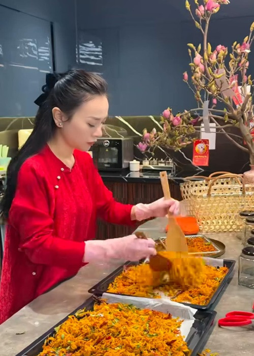 Nữ diễn viên mặc áo dài đỏ khi làm khô gà cho gia đình, người thân và bạn bè.