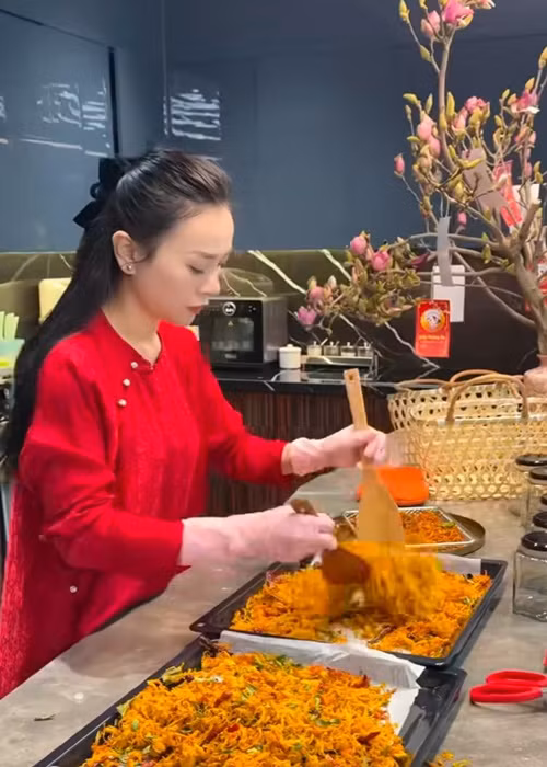 Nữ diễn viên mặc áo dài đỏ khi làm khô gà cho gia đình, người thân và bạn bè.