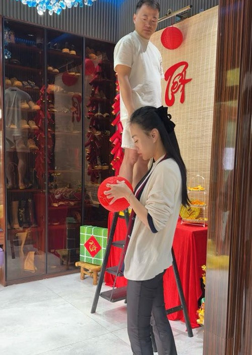 Vợ chồng Phương Oanh - Shark Bình đã trang hoàng biệt thự lộng lẫy đón Tết Nguyên đán 2025.