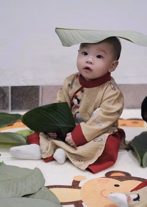 Phương Oanh cũng trêu đùa cậu con trai cưng.