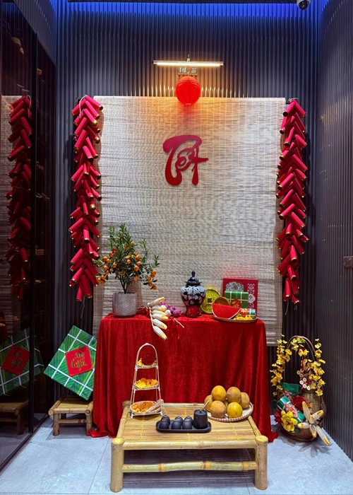 Đăng ảnh tiểu cảnh Tết trong tổ ấm, Shark Bình viết: "Tết nhất đến nơi rồi, mời các bác ghé quán quê làm ấm trà mạn chém gió".