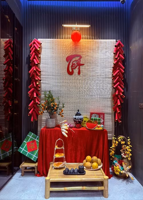 Đăng ảnh tiểu cảnh Tết trong tổ ấm, Shark Bình viết: "Tết nhất đến nơi rồi, mời các bác ghé quán quê làm ấm trà mạn chém gió".