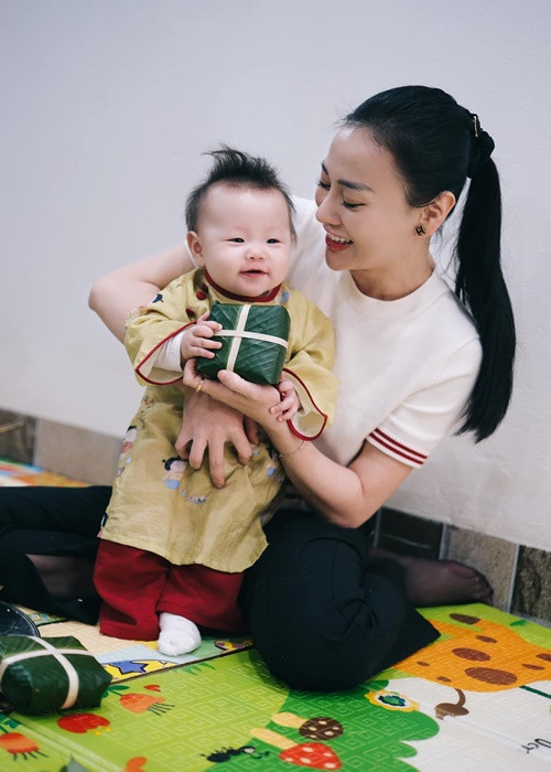 Chia sẻ các khoảnh khắc đáng yêu của hai con, Phương Oanh chú thích hài hước.