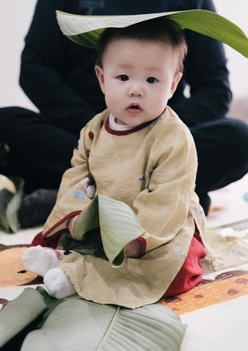 Đăng ảnh con gái đội lá dong, Phương Oanh chú thích: "Cô dì chú bác ăn bánh chưng ông ngoại không ạ? Jenny ship cho".