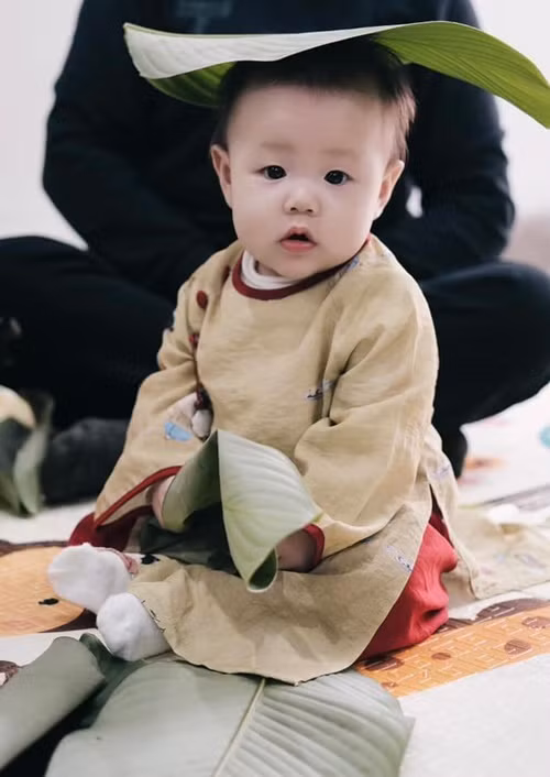 Đăng ảnh con gái đội lá dong, Phương Oanh chú thích: "Cô dì chú bác ăn bánh chưng ông ngoại không ạ? Jenny ship cho".