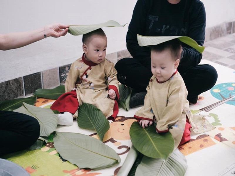 Hai bé Jenny và Jimmy - cặp song sinh nhà Phương Oanh diện áo dài đôi.