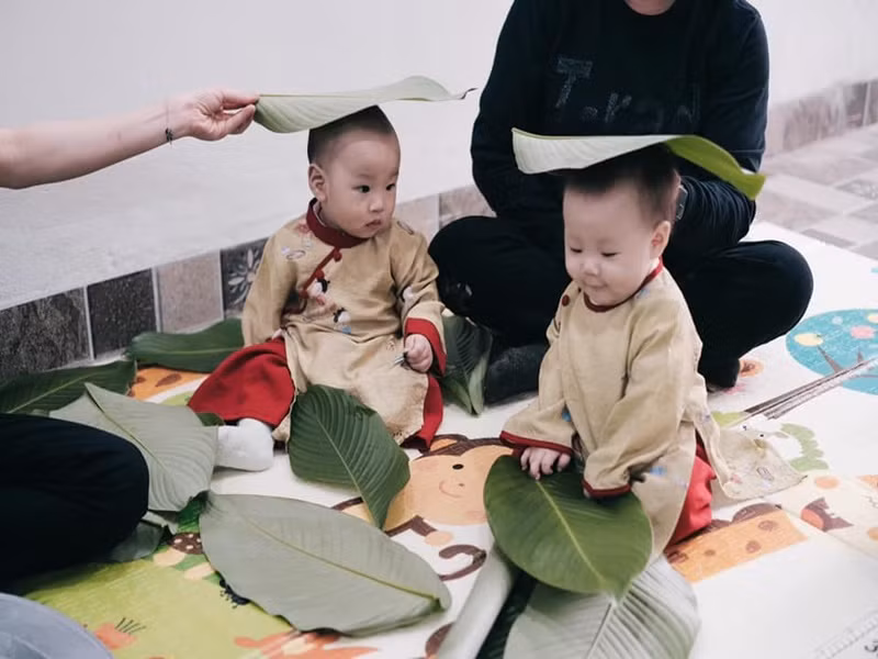 Hai bé Jenny và Jimmy - cặp song sinh nhà Phương Oanh diện áo dài đôi.