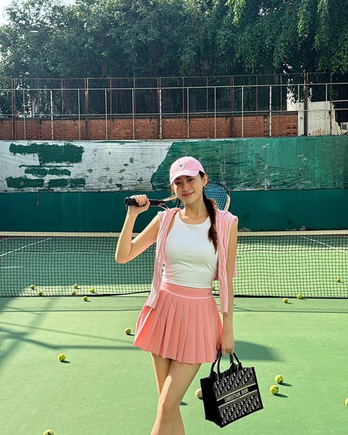 Để giữ vóc dáng thon gọn, cô tập gym, tennis, đạp xe.