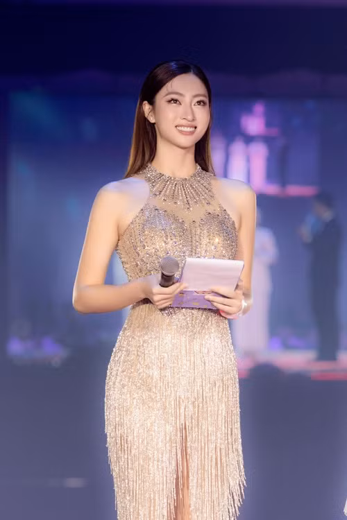 Sở hữu bằng IELTS 7.5, chân dài đến từ Cao Bằng được khen ngợi mỗi khi làm MC song ngữ.