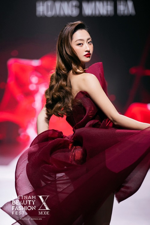 Hoa hậu Lương Thùy Linh đắt show làm người mẫu, dự sự kiện, làm MC trong 6 năm qua.