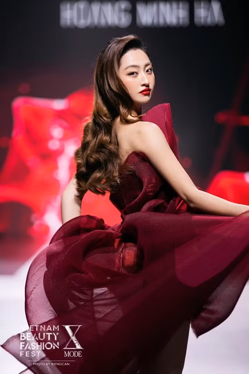 Hoa hậu Lương Thùy Linh đắt show làm người mẫu, dự sự kiện, làm MC trong 6 năm qua.