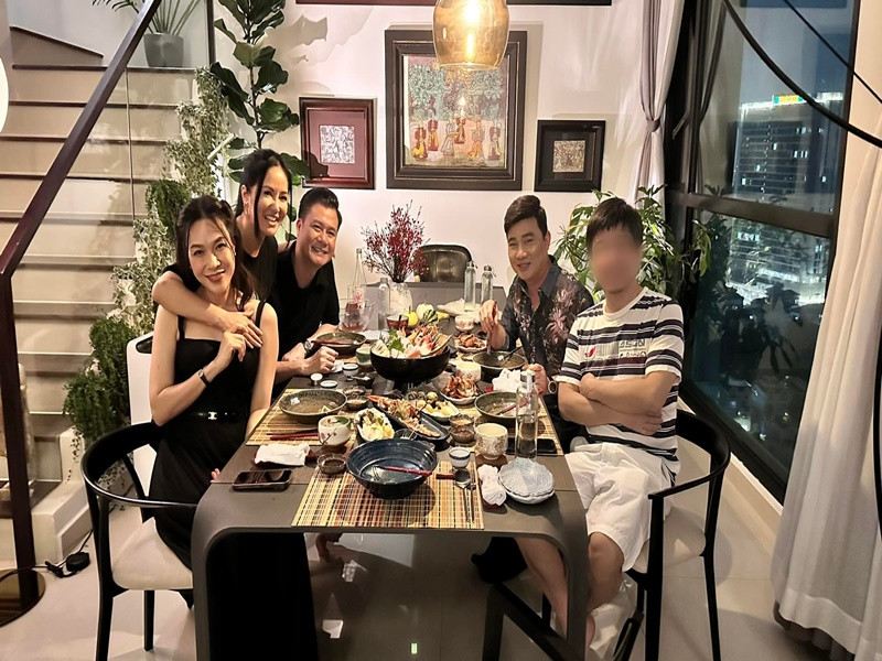 Ca sĩ Hồng Nhung thường xuyên tụ tập bạn bè trong làng giải trí. Trong ảnh, cô mời Mỹ Tâm, Quang Dũng và Quang Linh đến nhà ăn tối.