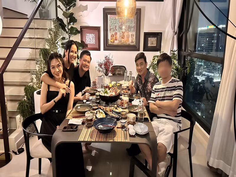 Ca sĩ Hồng Nhung thường xuyên tụ tập bạn bè trong làng giải trí. Trong ảnh, cô mời Mỹ Tâm, Quang Dũng và Quang Linh đến nhà ăn tối.