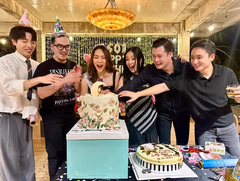 Nhóm của Hồng Nhung tổ chức sinh nhật ấm cúng cho Mỹ Tâm.