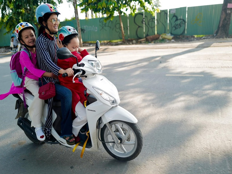 "Cô Bống" thường lái xe máy chở các con đi học.