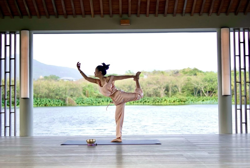 Hồng Nhung yêu thích yoga, pilates, tennis, đạp xe, chạy bộ.