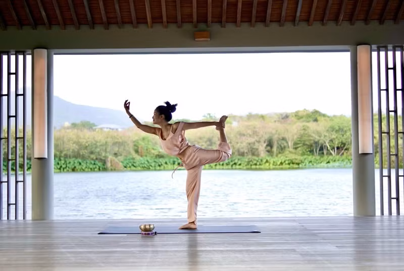 Hồng Nhung yêu thích yoga, pilates, tennis, đạp xe, chạy bộ.