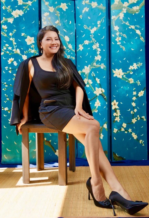 "Được nửa chặng đường liệu trình giảm cân. Đã 3kg/7kg trong 2 tuần. Chỉ 1 tháng nữa sẽ hoàn thành kế hoạch chỉ tiêu giảm 7kg trở về số cân thời mẹ một con nên tự tin mặc áo crop top khoe vòng 2", Kiều Trinh chia sẻ vào đầu năm.