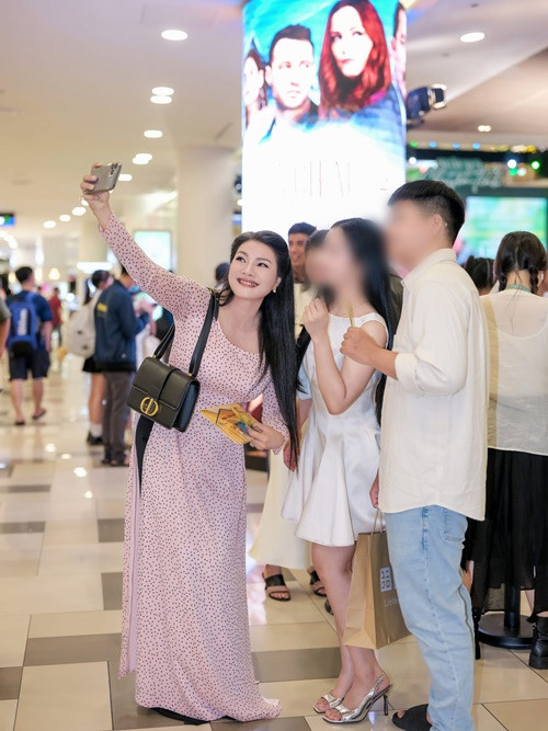 Kiều Trinh "Mùa len trâu" sống ở khu nhà vườn rộng 6.000 m2 tại quê nhà Bình Phước. Cô thường lên Sài Gòn khi đóng phim, tham gia sự kiện.