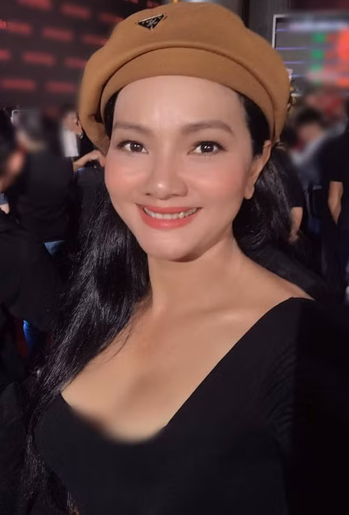 Tuổi 48, nữ diễn viên phim Mùa len trâu nỗ lực thay đổi vẻ ngoài sau 3 lần sinh nở.