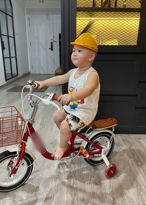 Mới đây, trên trang cá nhân, Trà My Idol đăng ảnh con trai Hayden đi xe đạp mừng đội tuyển Việt Nam vô địch ASEAN Cup 2024.