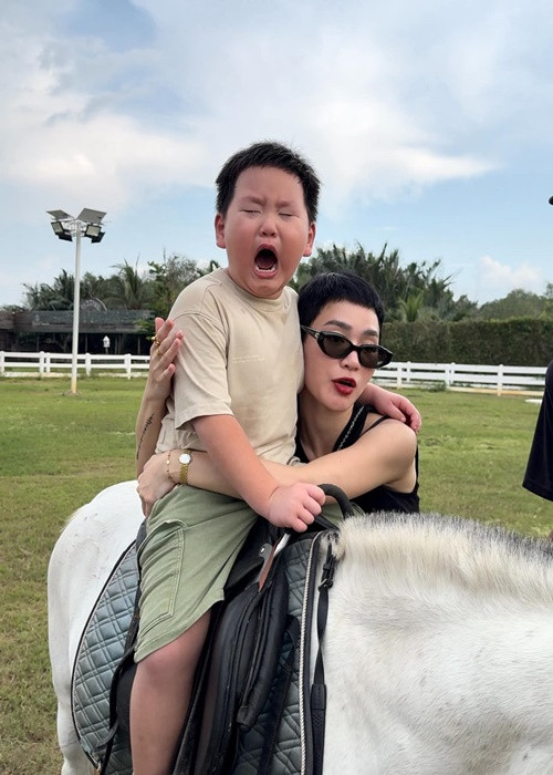 Trà My đăng ảnh bé Hayden bật khóc khi ngồi trên lưng ngựa.