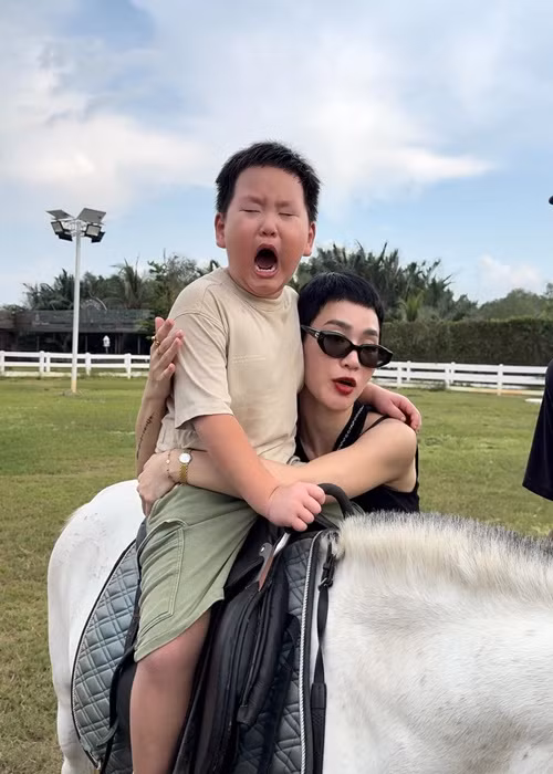 Trà My đăng ảnh bé Hayden bật khóc khi ngồi trên lưng ngựa.