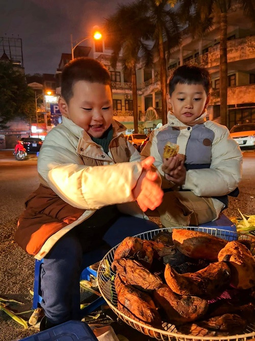 Bé Hayden có niềm đam mê ăn uống.