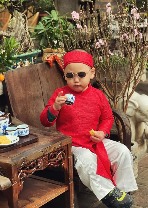 Quý tử nhà Trà My hóa phú ông dịp Tết Nguyên đán.