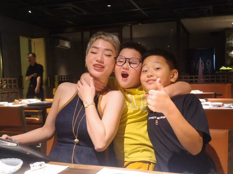 Bé Hayden tên thật là Gia Hưng, sinh năm 2019, là con trai thứ hai của Trà My và doanh nhân Tô Văn Đức.