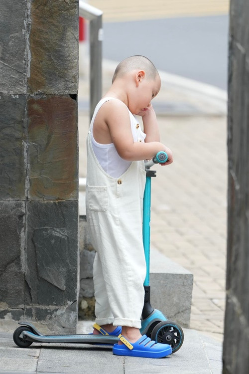 Khoảnh khắc con trai thứ hai của Trà My buồn ngủ khi chơi xe trượt khiến nhiều người thích thú.