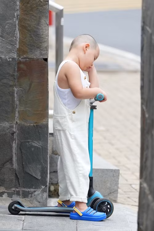 Khoảnh khắc con trai thứ hai của Trà My buồn ngủ khi chơi xe trượt khiến nhiều người thích thú.