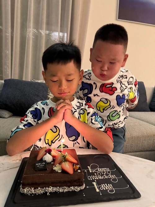 Nhiều sao Việt như Pha Lê, Lều Phương Anh... cũng yêu quý bé Hayden bởi cậu nhóc lém lỉnh, kháu khỉnh.