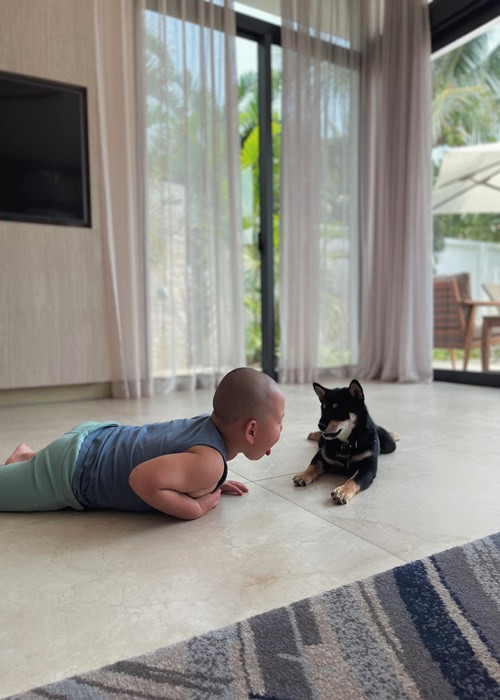 Nhiều cư dân mạng ưu ái gọi con trai Trà My Idol là "cây hài nhí" trong dàn nhóc tì nhà sao Việt.