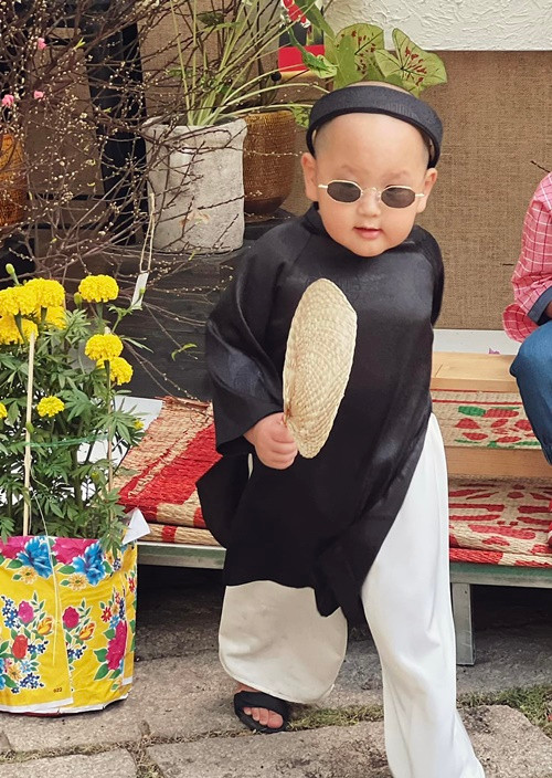 Bé Hayden có chút bướng bỉnh nhưng sống tình cảm. Cậu nhóc luôn để ý đến cảm xúc của những người xung quanh mình.