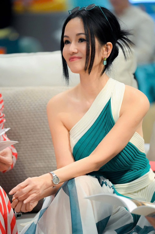 Hồng Nhung cho biết, hiện tại, cô ổn, vẫn có thể hát.