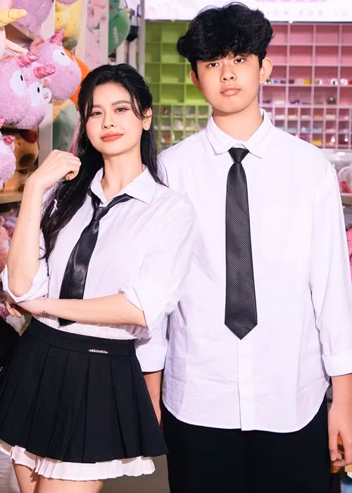 "Bạn ơi! Cảm ơn bạn đã luôn có mặt trong mọi khoảnh khắc quan trọng cuộc đời mình. Tuổi mới của mình chỉ mong bạn luôn ngoan, chăm học, bình an vui vẻ thôi. Vậy là mình có đủ tinh thần làm gì cũng làm được nhé. Yêu thương", nữ ca sĩ nhắn nhủ con trai.