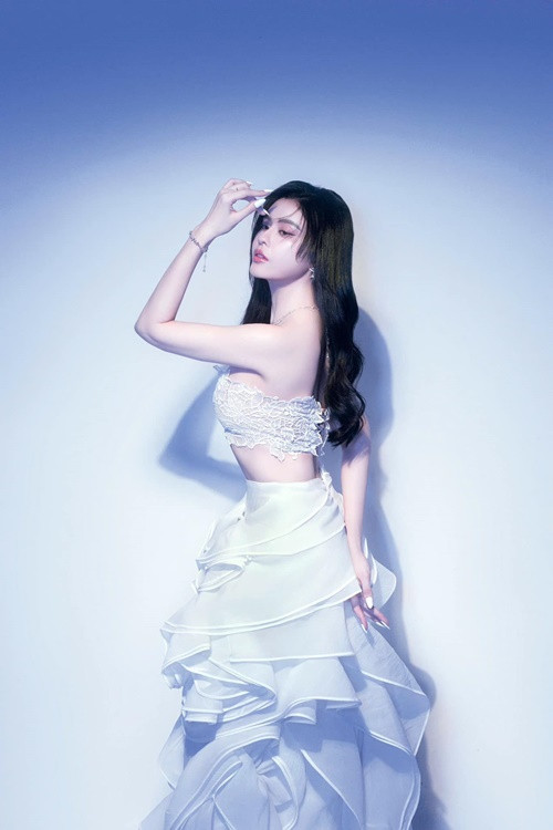 Về bí quyết chăm sóc da, Trương Quỳnh Anh chia sẻ trên Phụ Nữ Việt Nam: "Bình thường Trương Quỳnh Anh cũng chỉ dưỡng da với các bước cơ bản như tẩy trang, rửa mặt bằng sữa rửa mặt và nước ấm, dưỡng ẩm cho da vào mỗi buổi tối, quy trình đó cũng được Quỳnh Anh lặp lại vào buổi sáng nhưng sẽ thêm một công đoạn thoa kem chống nắng để giúp làn da không bị ảnh hưởng bởi ánh nắng mặt trời".