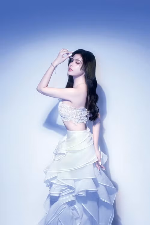 Về bí quyết chăm sóc da, Trương Quỳnh Anh chia sẻ trên Phụ Nữ Việt Nam: "Bình thường Trương Quỳnh Anh cũng chỉ dưỡng da với các bước cơ bản như tẩy trang, rửa mặt bằng sữa rửa mặt và nước ấm, dưỡng ẩm cho da vào mỗi buổi tối, quy trình đó cũng được Quỳnh Anh lặp lại vào buổi sáng nhưng sẽ thêm một công đoạn thoa kem chống nắng để giúp làn da không bị ảnh hưởng bởi ánh nắng mặt trời".