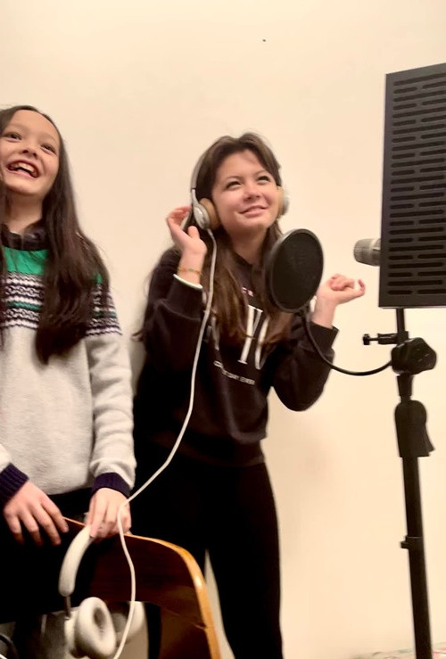 Con trai của Hồng Nhung gây chú ý khi để tóc dài.