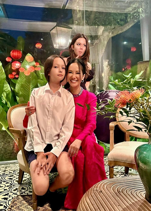  Diva Hồng Nhung và chồng cũ có hai con chung, một trai, một gái, tên ở nhà là Tôm - Tép.