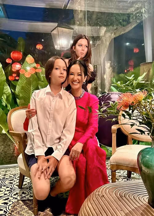  Diva Hồng Nhung và chồng cũ có hai con chung, một trai, một gái, tên ở nhà là Tôm - Tép.