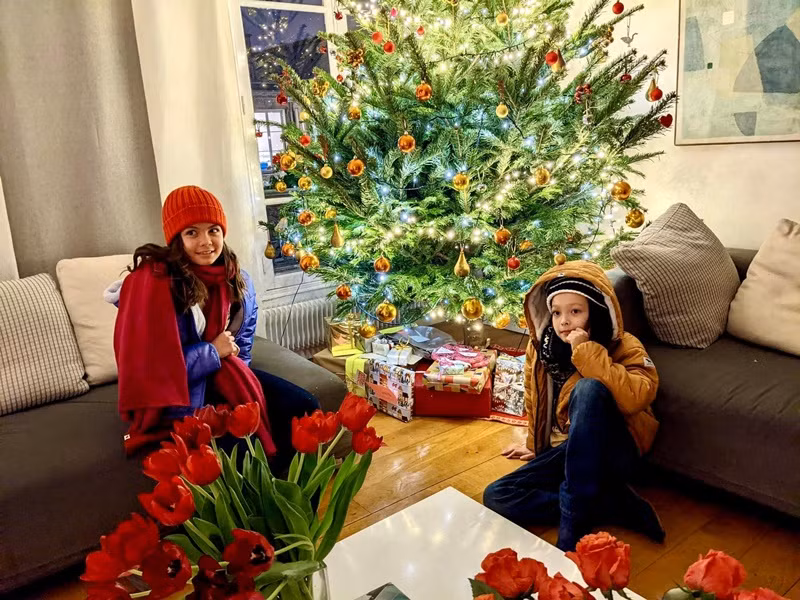 Cặp song sinh nhà Hồng Nhung ham học, không có niềm đam mê với tivi hay điện thoại.