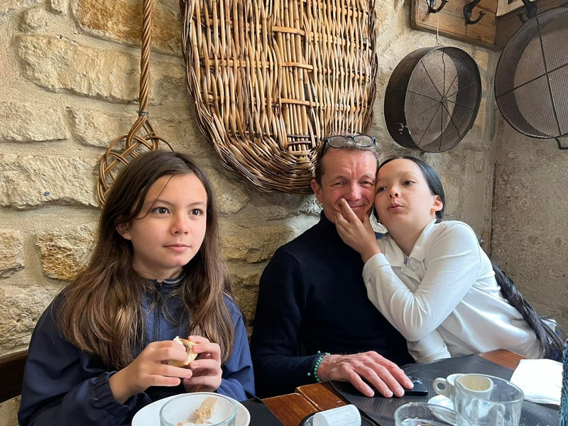 Gerhard Heusch - bạn trai Hồng Nhung yêu thương, dạy dỗ hai con của nữ ca sĩ. Vì thế, hai nhóc tì nhà Hồng Nhung rất tin tưởng kiến trúc sư Gerhard Heusch.